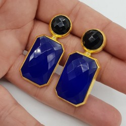 Vergulde oorbellen met zwarte Onyx en blauw Chalcedoon