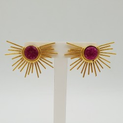 Vergulde sunset oorbellen met ruwe fuchsia roze Agaat