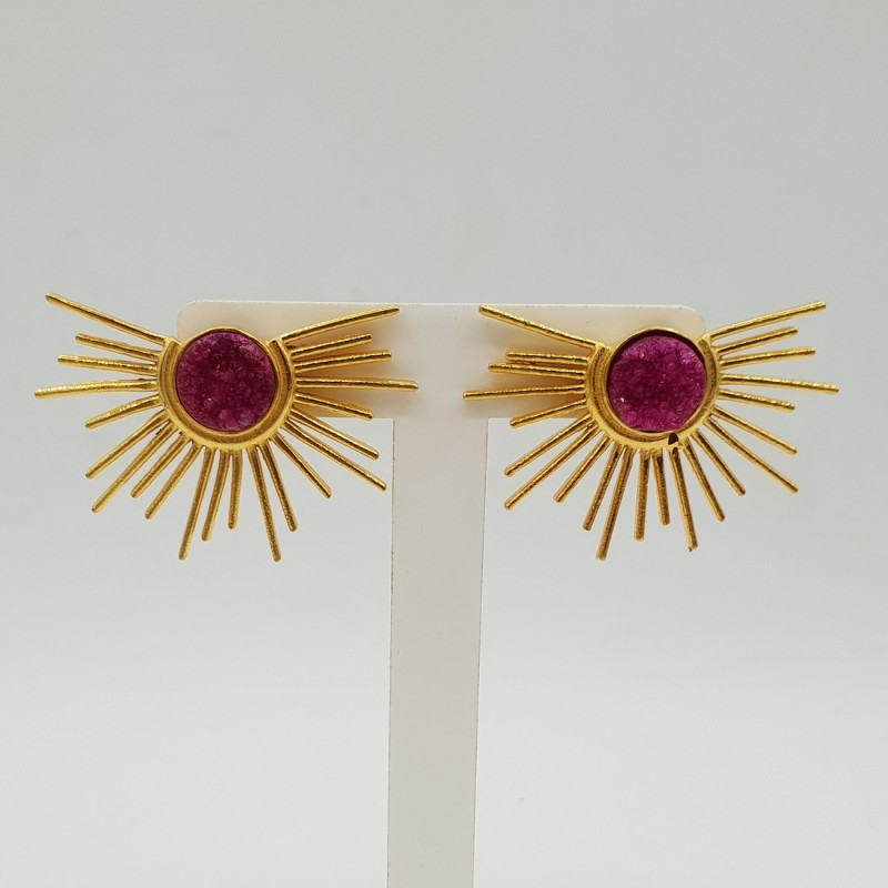Vergulde sunset oorbellen met ruwe fuchsia roze Agaat