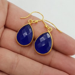 Vergulde oorbellen met druppelvormige kobalt blauwe Chalcedoon
