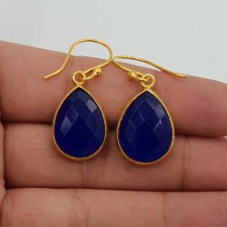 Vergulde oorbellen met druppelvormige kobalt blauwe Chalcedoon