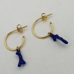 Vergulde halve creolen met blauwe koraal resin hanger