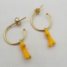 Vergulde halve creolen met gele koraal resin hanger