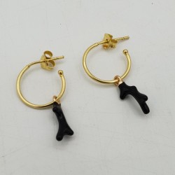 Vergulde halve creolen met zwart koraal resin hanger