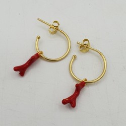 Vergulde halve creolen met rood koraal resin hanger