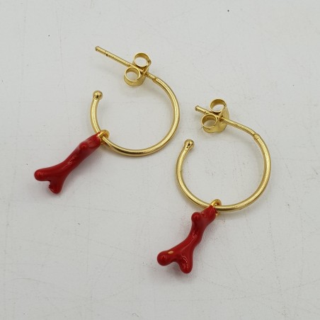 Vergulde halve creolen met rood koraal resin hanger
