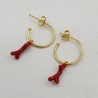 Vergulde halve creolen met rood koraal resin hanger