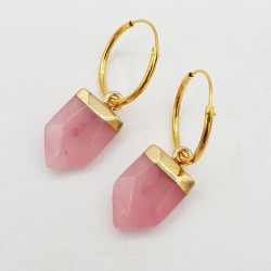 Vergulde creolen met punt hanger van roze quartz