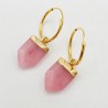 Vergulde creolen met punt hanger van roze quartz