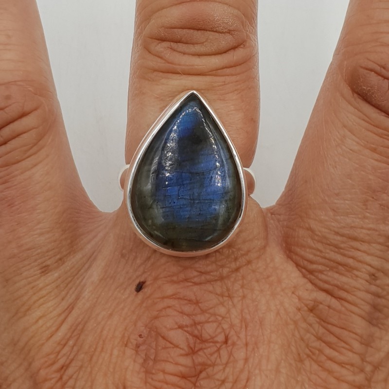 Zilveren ring gezet met druppelvormige 17.7 mm