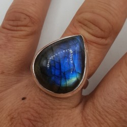 Zilveren ring gezet met brede druppelvormige Labradoriet 19 mm