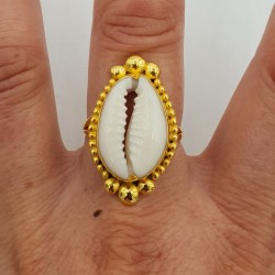 Vergulde ring gezet met Cowrie schelp