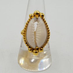 Vergulde ring gezet met Cowrie schelp