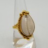 Vergulde ring gezet met Cowrie schelp
