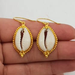 Vergulde oorbellen gezet met Cowrie schelp