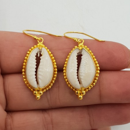 Vergulde oorbellen gezet met Cowrie schelp