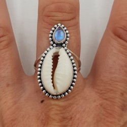 Zilveren ring met Cowrie schelp en regenboog Maansteen 19 mm