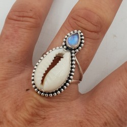 Zilveren ring met Cowrie schelp en regenboog Maansteen 19 mm