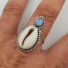 Zilveren ring met Cowrie schelp en regenboog Maansteen 19 mm