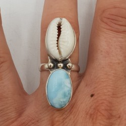 Zilveren ring gezet met Cowrie schelp en Larimar 16 mm