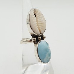 Zilveren ring gezet met Cowrie schelp en Larimar 16 mm