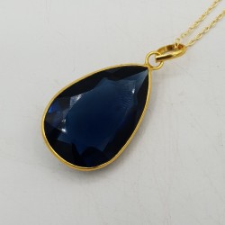 Vergulde ketting met Ioliet blauwe quartz hanger