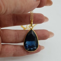 Vergulde ketting met Ioliet blauwe quartz hanger