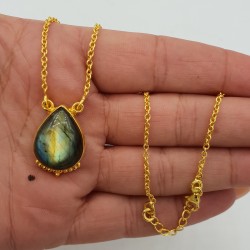 Vergulde ketting met druppelvormige Labradoriet hanger