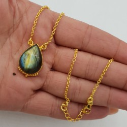 Vergulde ketting met druppelvormige Labradoriet hanger