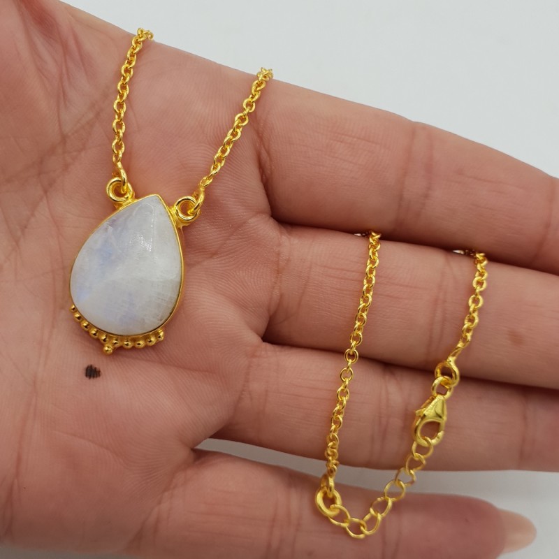 Vergulde ketting met druppelvormige Maansteen hanger