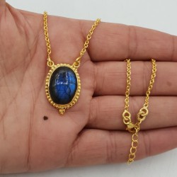 Vergulde ketting met ovale Labradoriet hanger