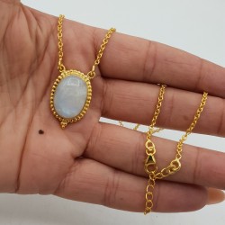 Vergulde ketting met ovale Maansteen hanger