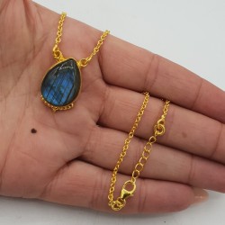 Vergulde ketting gezet met druppelvormige Labradoriet hanger