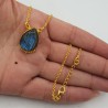 Vergulde ketting gezet met druppelvormige Labradoriet hanger