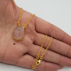 Vergulde ketting gezet met druppelvormige Rozenkwarts hanger