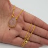Vergulde ketting gezet met druppelvormige Rozenkwarts hanger