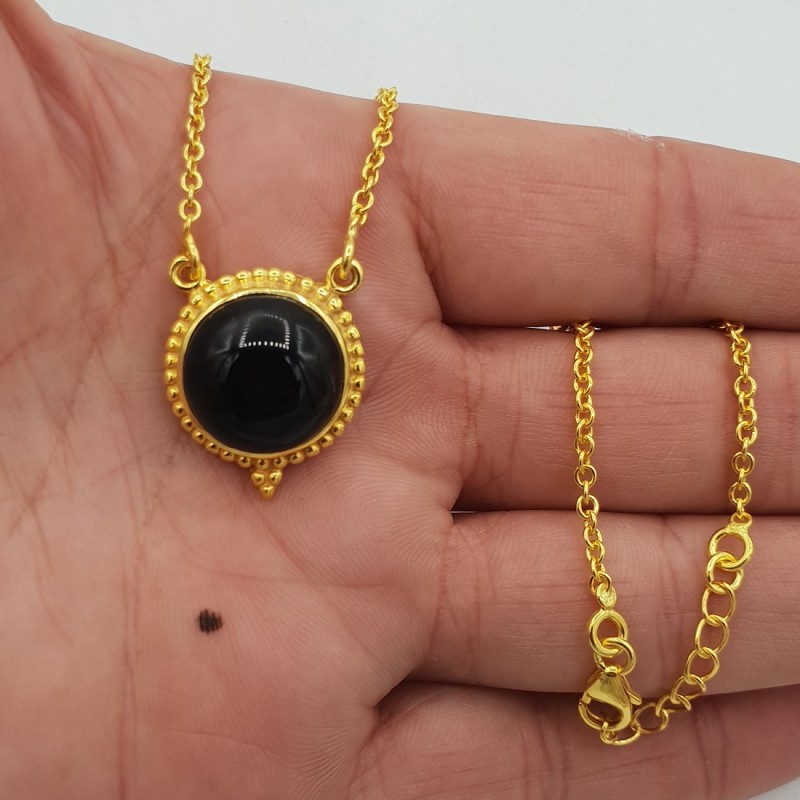 Vergulde ketting met ronde zwarte Onyx hanger