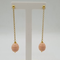 Lange oorbellen met zalm kleurige Parel