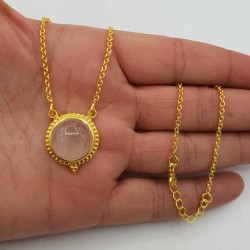 Vergulde ketting met ronde Rozenkwarts hanger