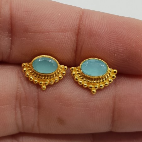Vergulde oorknoppen met dwarsliggende ovale aqua Chalcedoon
