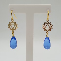 Vergulde chakra oorbellen met blauw Topaas quartz