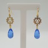 Vergulde chakra oorbellen met blauw Topaas quartz