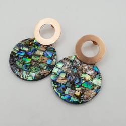 Rosé vergulde oorbellen met ronde Abalone schelp hanger