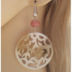 Zilveren oorbellen met ronde Buffelhoorn en Cherry quartz