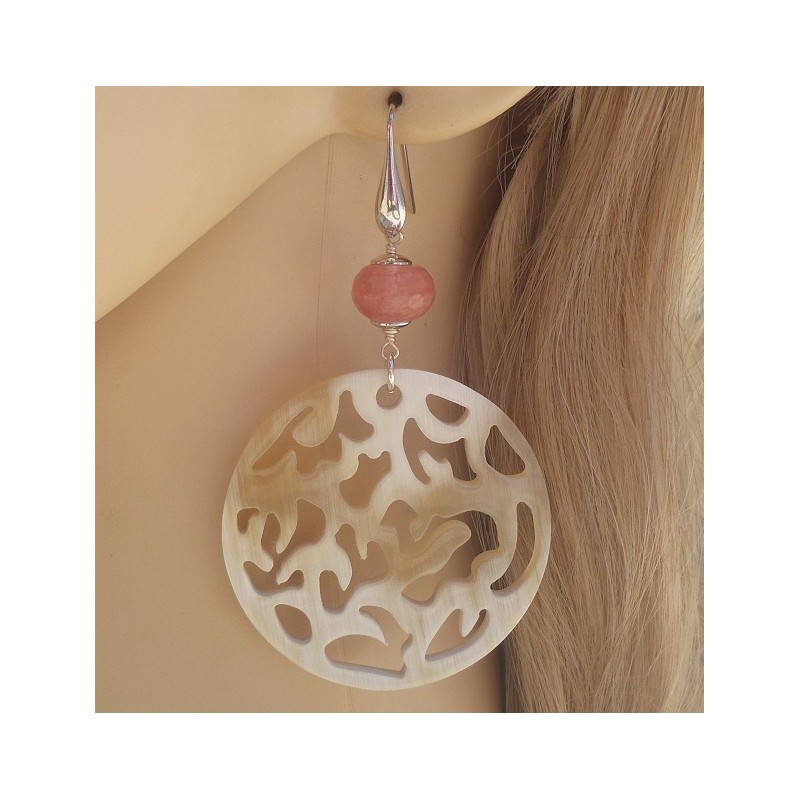 Zilveren oorbellen met ronde Buffelhoorn en Cherry quartz