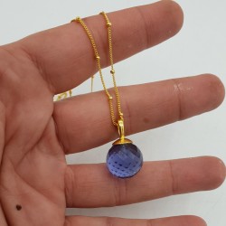 Vergulde ketting met ronde Ioliet blauwe quartz