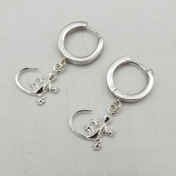 Zilveren creolen met salamander hanger