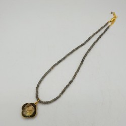 Vergulde ketting met klaver hanger van Labradoriet