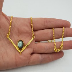 Vergulde ketting met hanger gezet met ovale Labradoriet