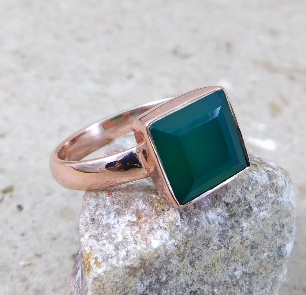 Rosé vergulde ring gezet met vierkante groene Onyx 16.5